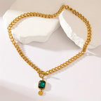 Gouden ketting met kostbare smaragd