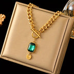 Gouden ketting met kostbare smaragd