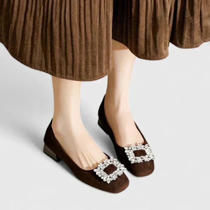 Anabel™ | Escarpín de Ante con Broche Joya y Tacón Bajo