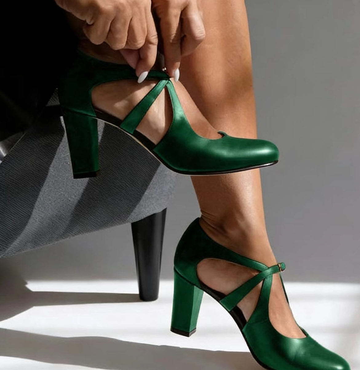 Herminia™ | Escarpín de Piel con Tira y Tacón Bloque