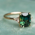 Vintage gouden ring met groene steen