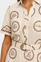Seashell Mono Camiseta con Detalle de Concha y Botones